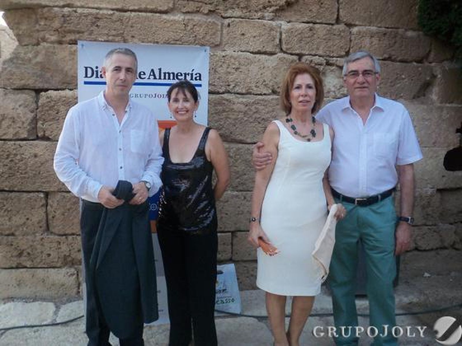 Antonio Rodríguez Hidalgo, Eloisa, Paqui y Manuel Torres posaron así de simpáticos para los fotógrafos de Diario de Almería tras un breve recorrido por la Alcazaba. / Rafael González y Ricardo García