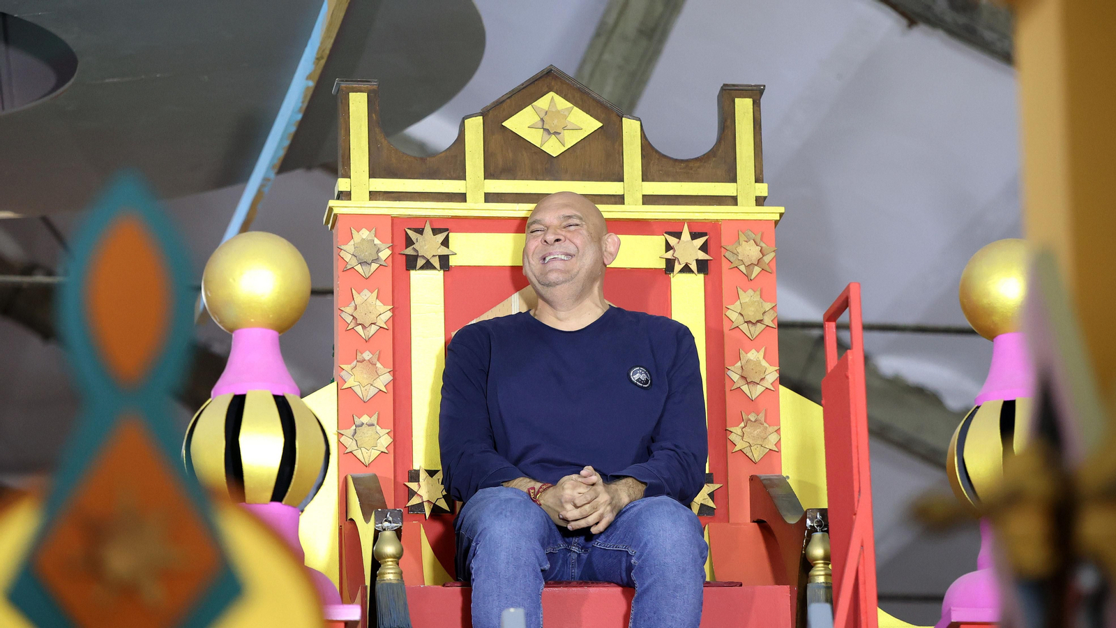 Los Reyes Magos visitan sus carrozas en el taller de Fiestas de Jerez