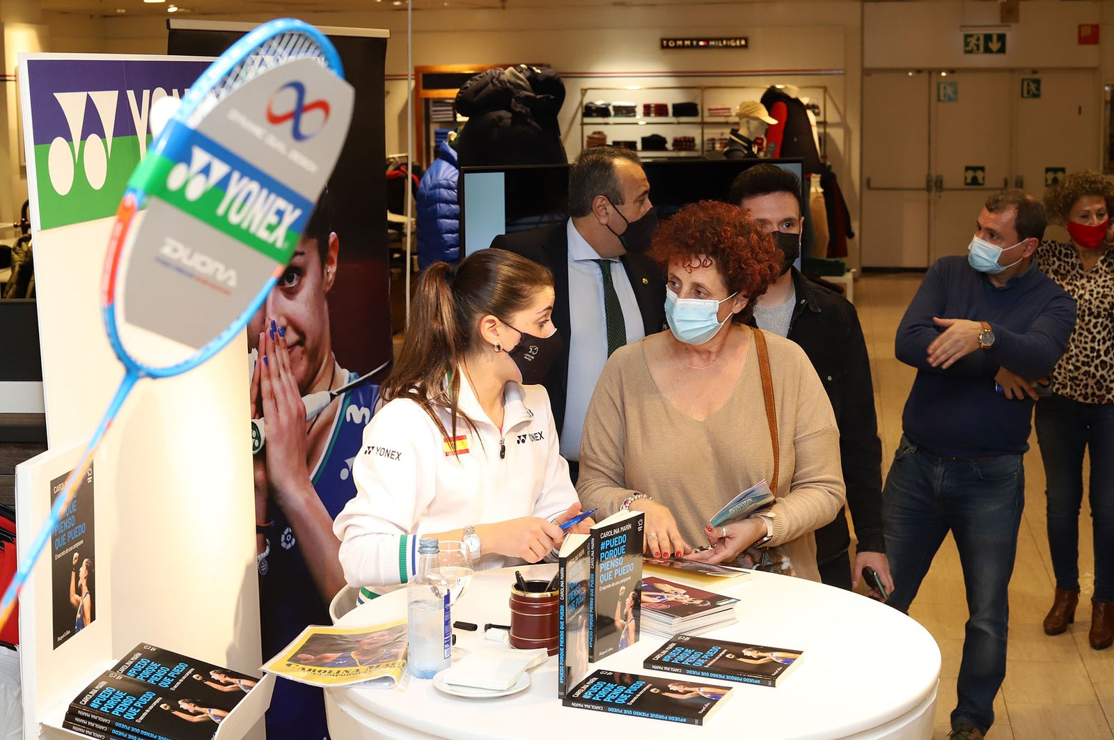 Huelva 2021: Carolina Marín firma autógrafos en el Corte Inglés de Huelva durante el Mundial de Bádminton