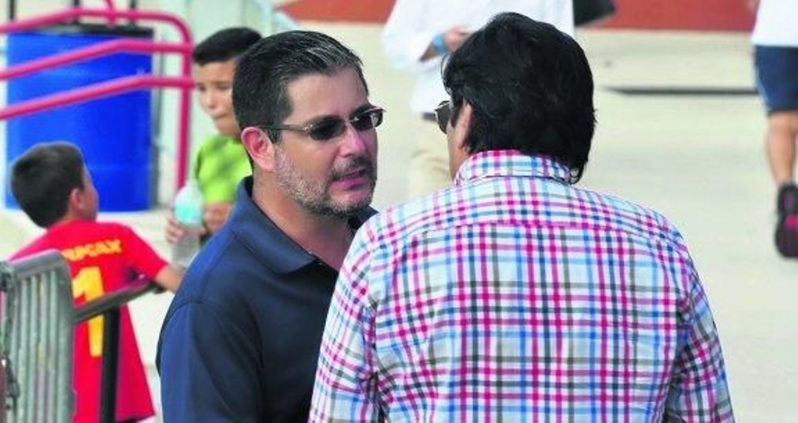 José Alberto Reygadas conversa con un colaborador durante un encuentro