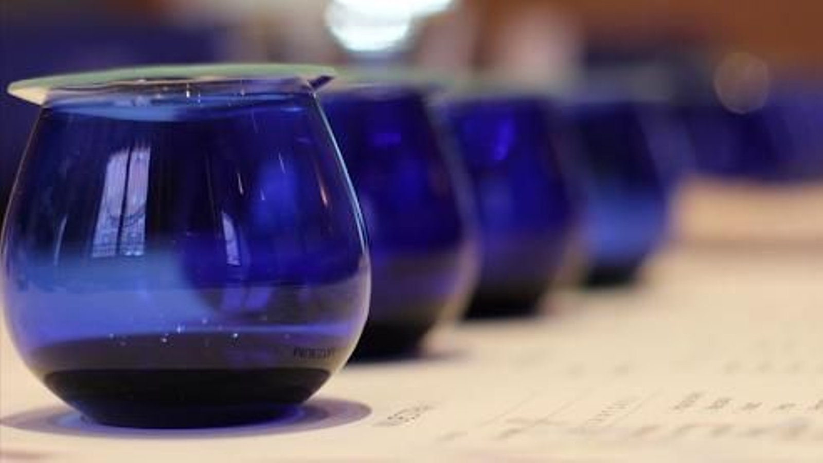 Las copas o vasos de cata suelen tener un color azul oscuro.