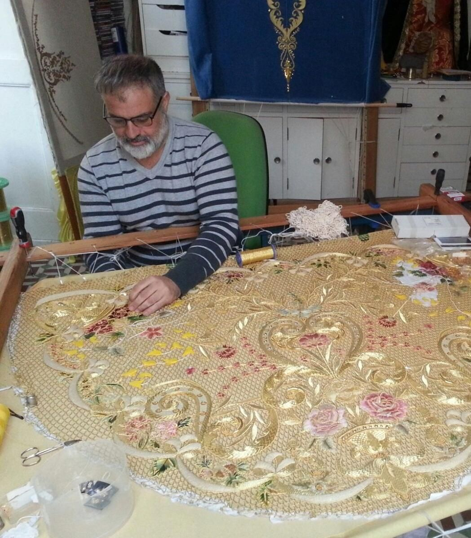 Juan Carlos Romero, en una foto de hace unos años trabajando en su taller de bordados.