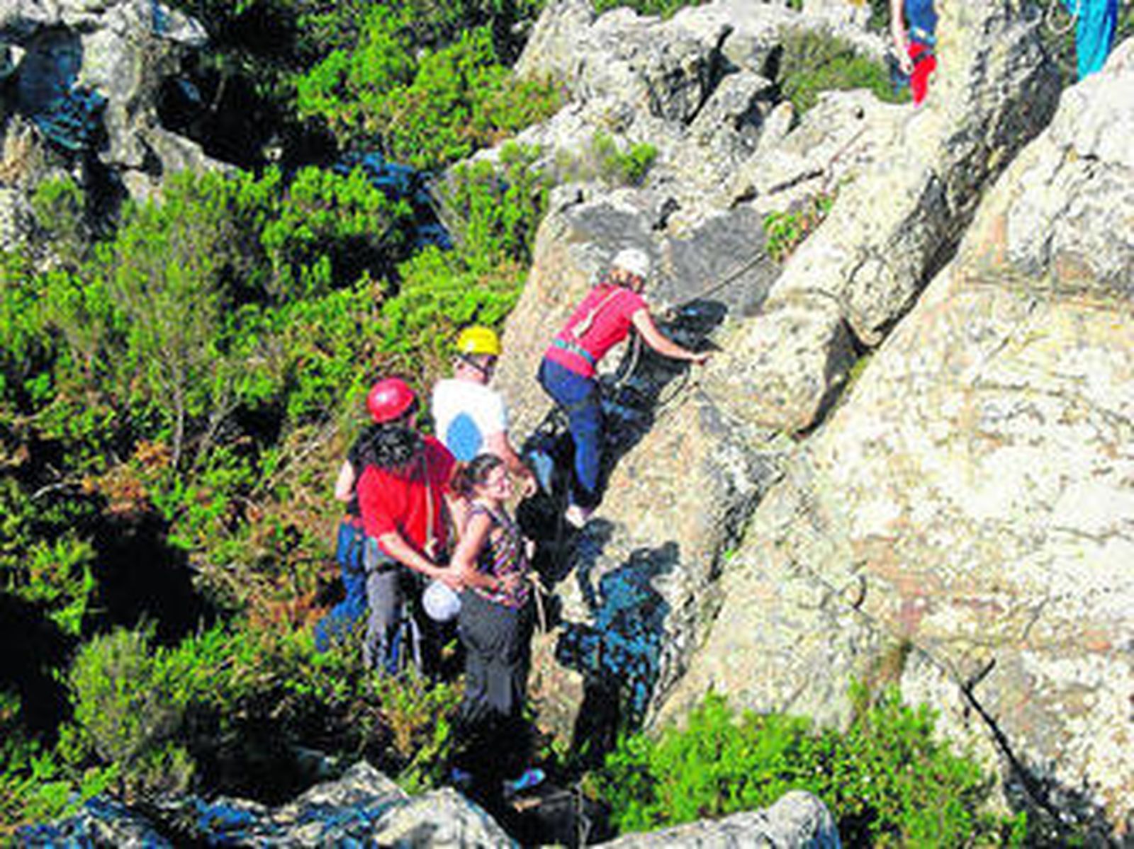 Varios jóvenes practican escalada en La Alcaidesa.