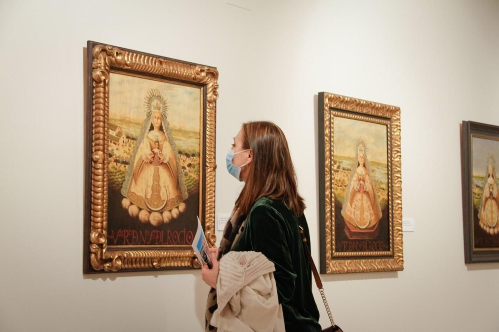 Una mujer contempla una de las obras de la exposición. Una mujer contempla una de las obras de la exposición.