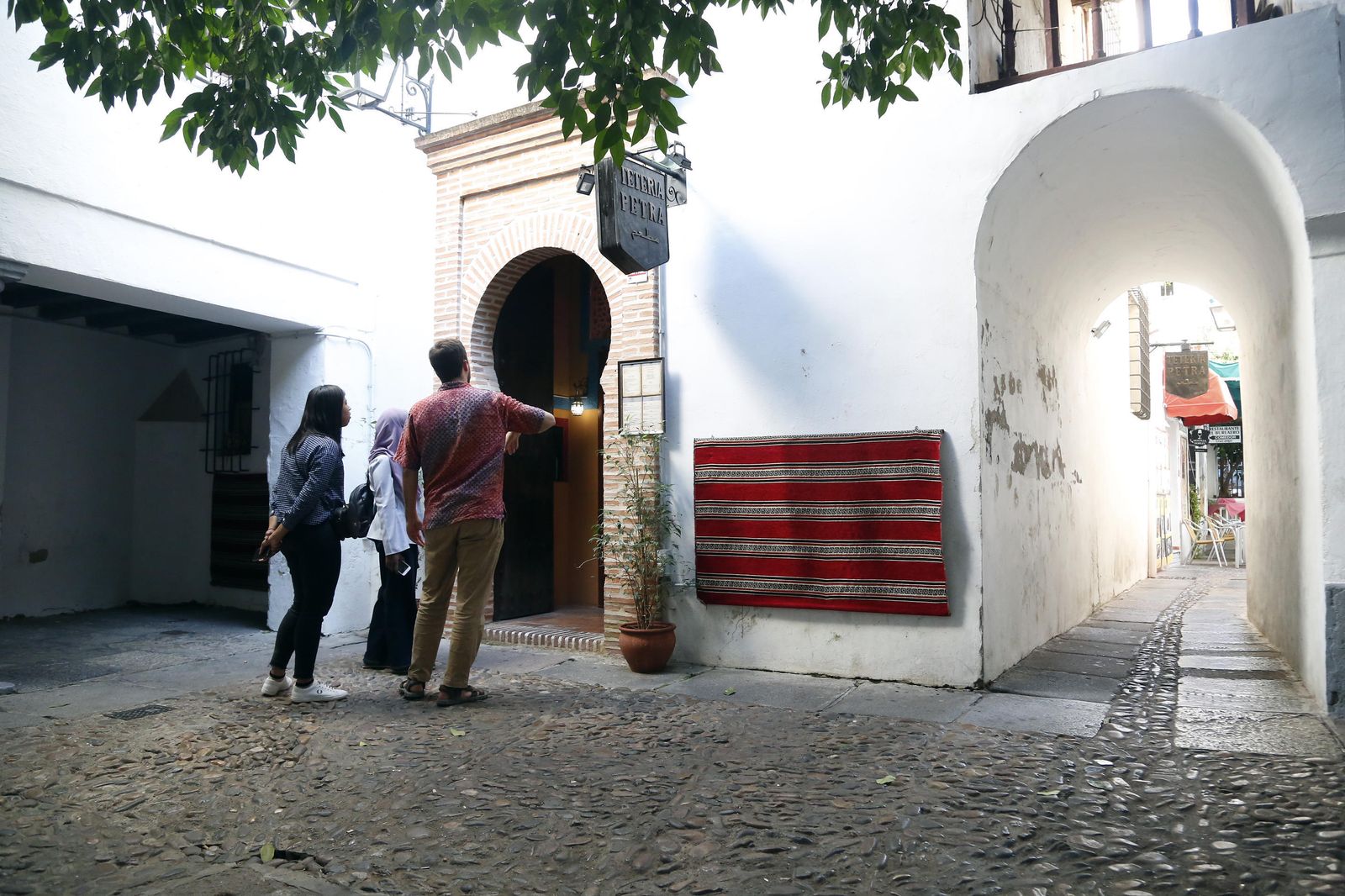 Varios turistas en una de las callejas del recorrido.