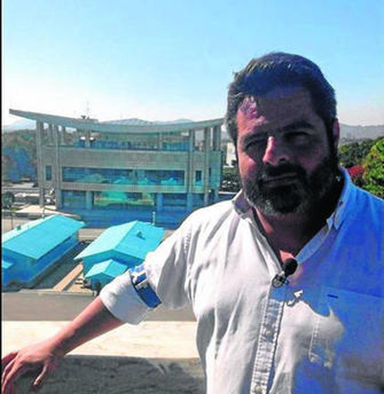 El reportero Jalis de la Serna en la frontera de Corea del Norte con el Sur.