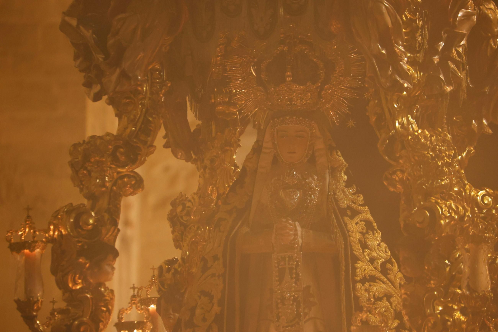 Ánimas celebra el 50 aniversario de la Virgen de las Tristezas por las calles de Córdoba
