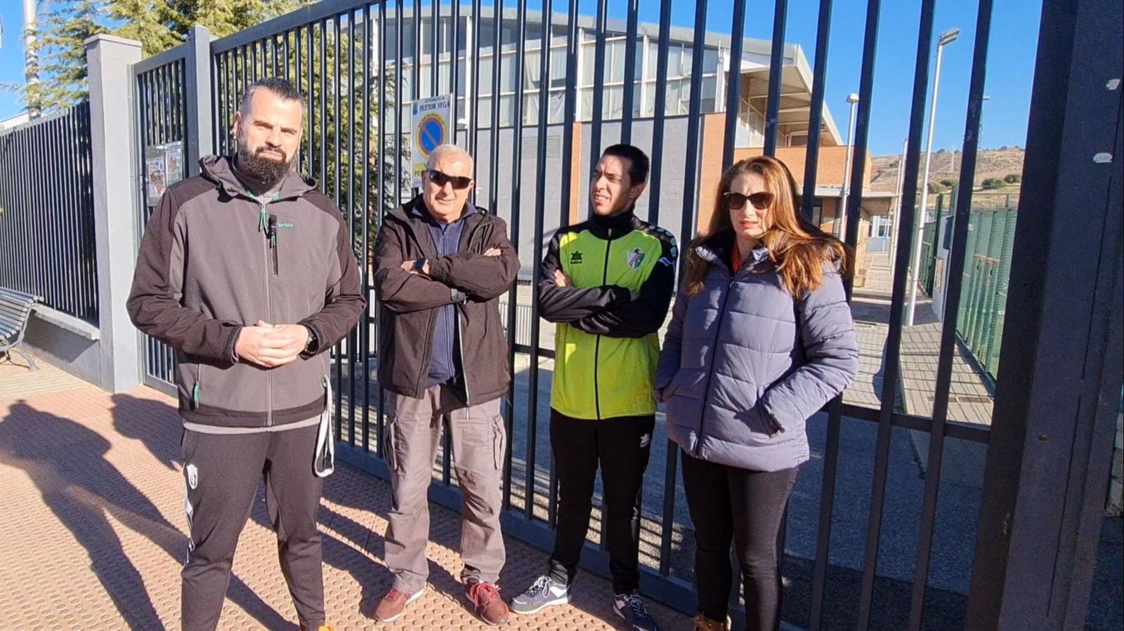 El Portavoz de IU en el Ayuntamiento, Chus Fernández, junto a otros militantes de la formación en Huétor Vega