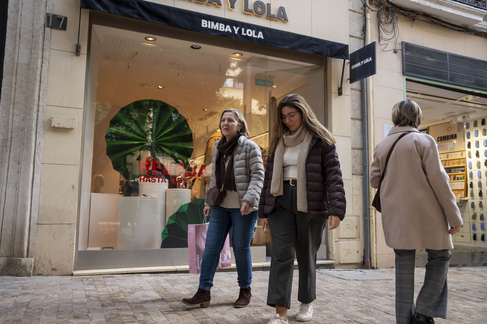 El comienzo de la campaña de rebajas en Almería, en imágenes