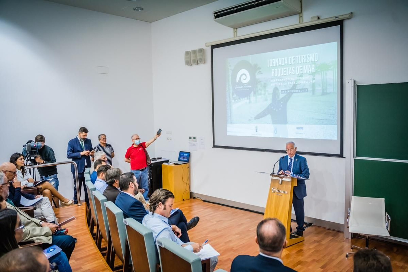 Roquetas aborda el reto de la estacionalidad para impulsar el turismo