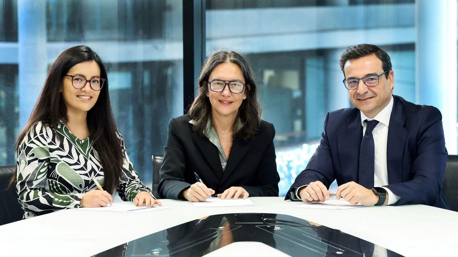 Firma del acuerdo de Grupo BEI con BBVA.