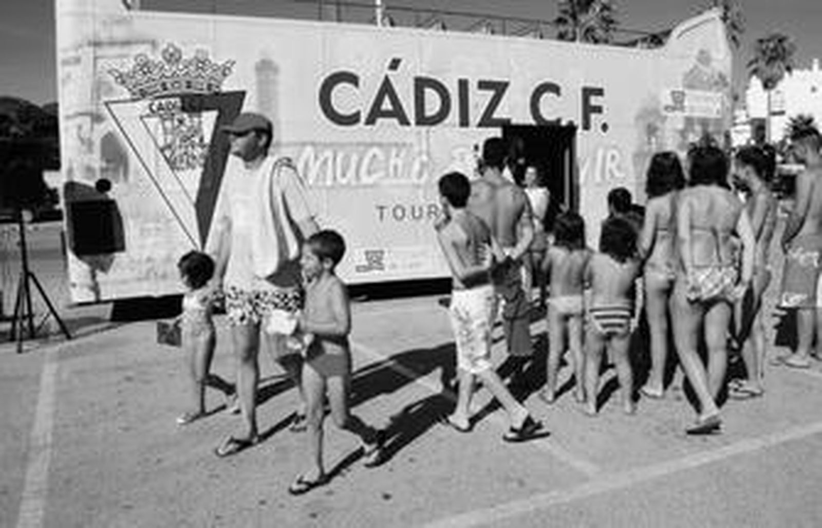 Los aficionados chiclaneros se acercaban ayer al autobús de la campaña cadista camino de la playa.