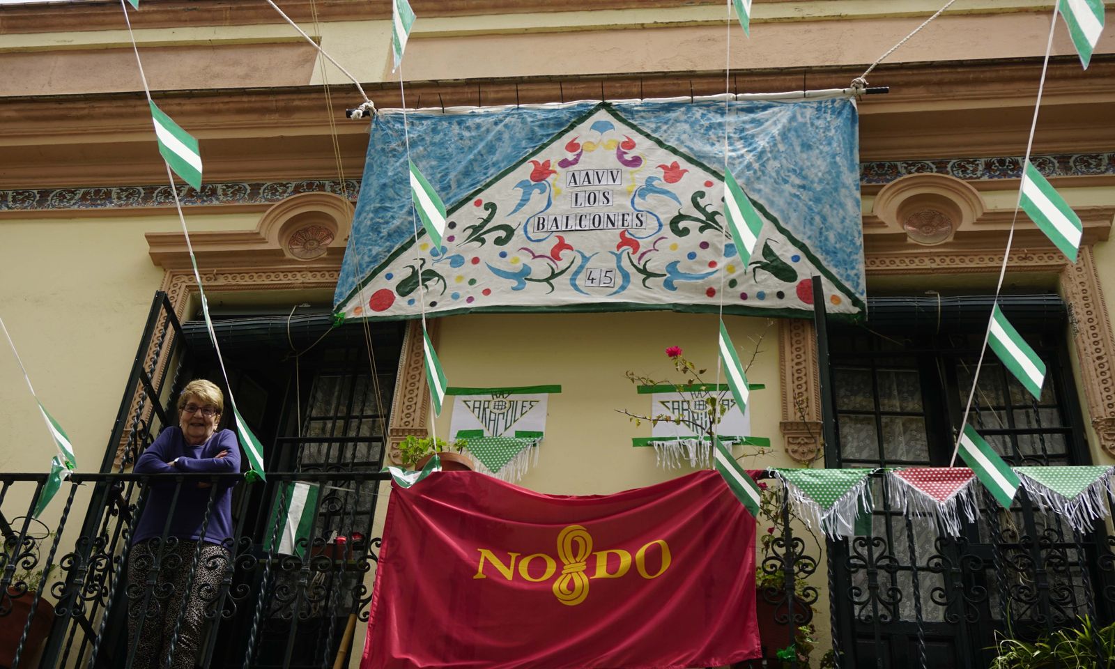 Mantones y farolillos en los balcones