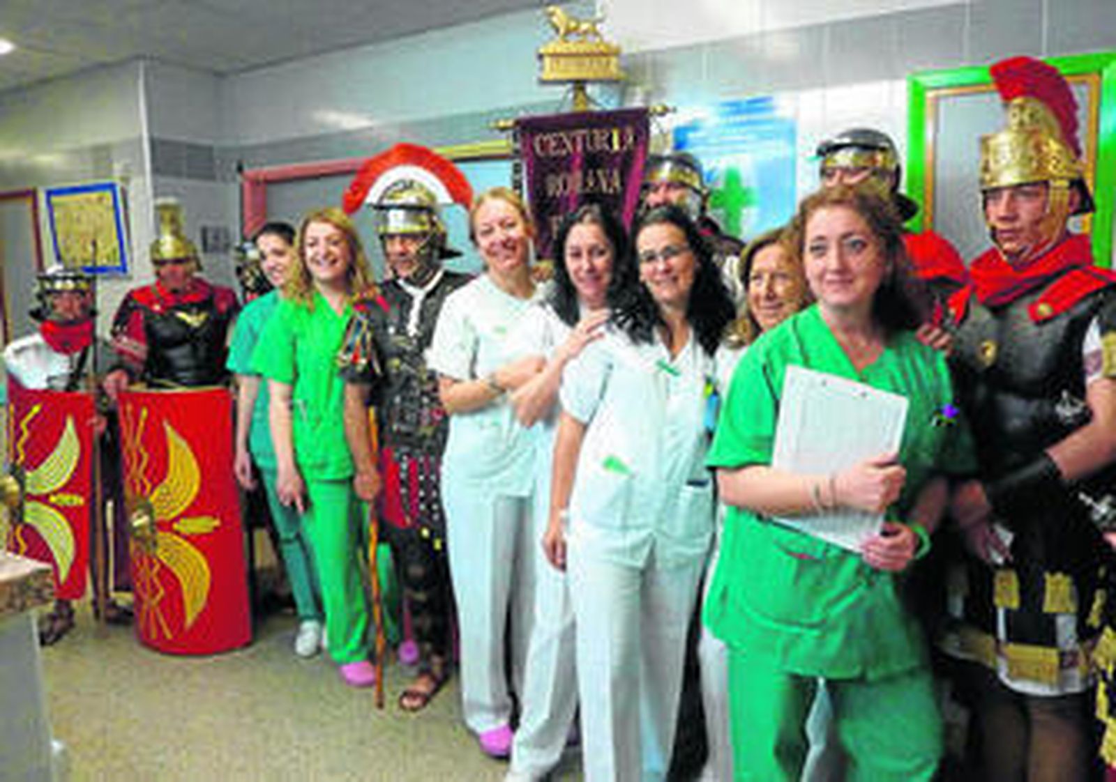 Personal sanitario con integrantes de la agrupación musical.