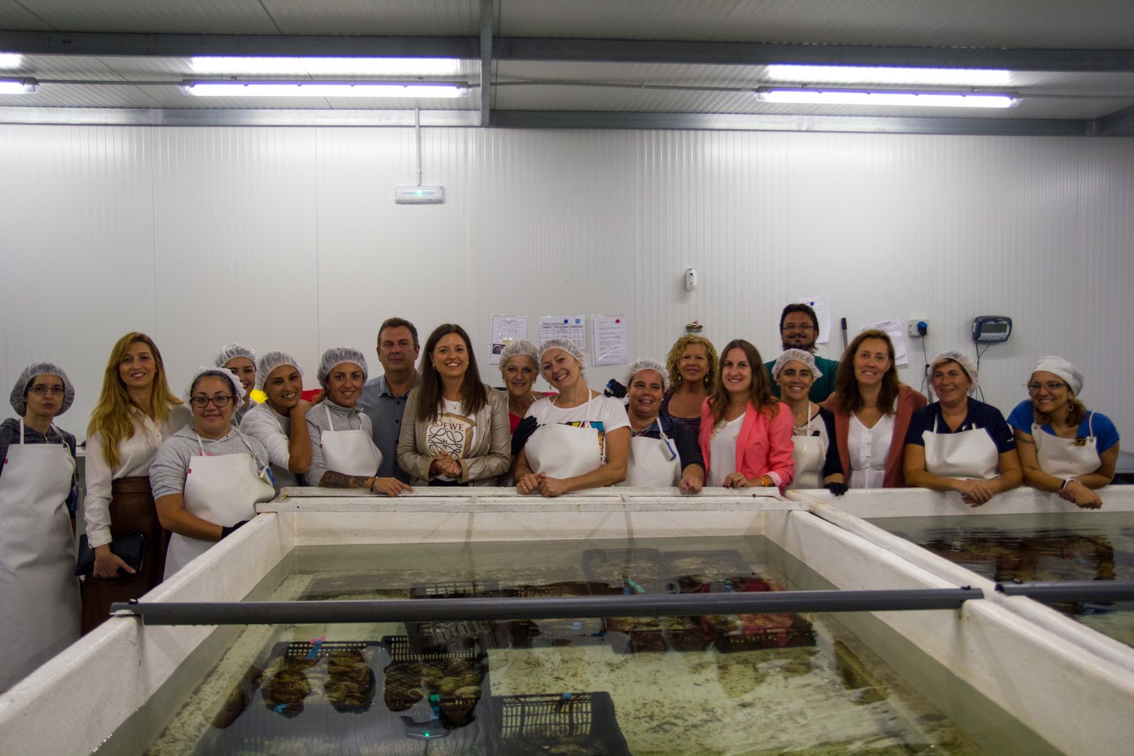 Visita realizada por la alcaldesa y otras ediles del gobierno al taller que se imparte en la empresa Esteros Andaluces.