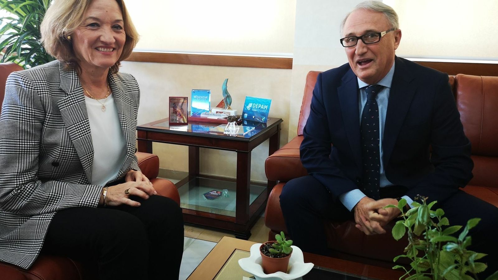 Caicedo, junto con Ortiz, durante el encuentro en el que se produjo el relevo.