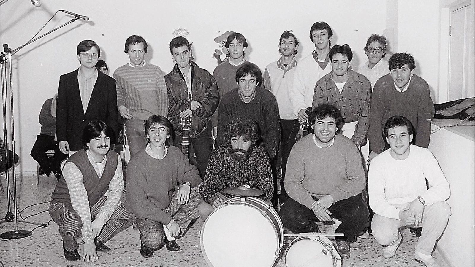 Catalán Grande, abajo en el centro tras eñ bombo, con el grupo de la comparsa 'Selenitas'. Catalán Grande, abajo en el centro tras eñ bombo, con el grupo de la comparsa 'Selenitas'.