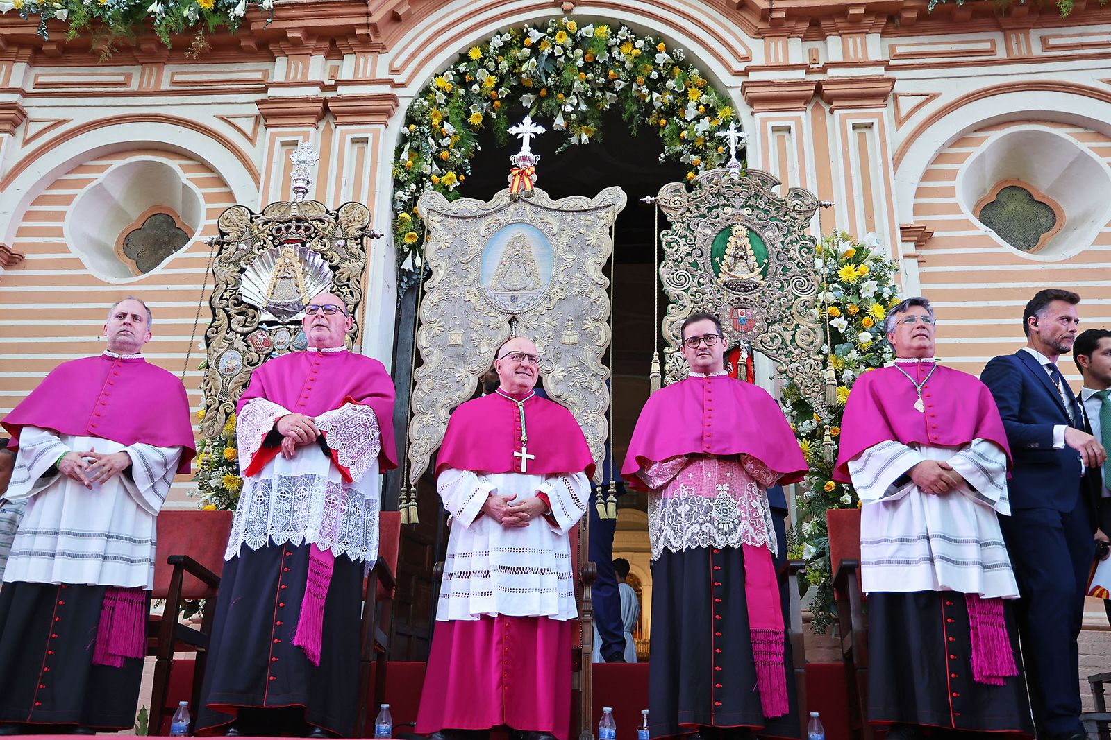 Imágenes del Rosario Jubilar rociero celebrado por las 25 hermandades filiales de la Matriz de Almonte en La Merced