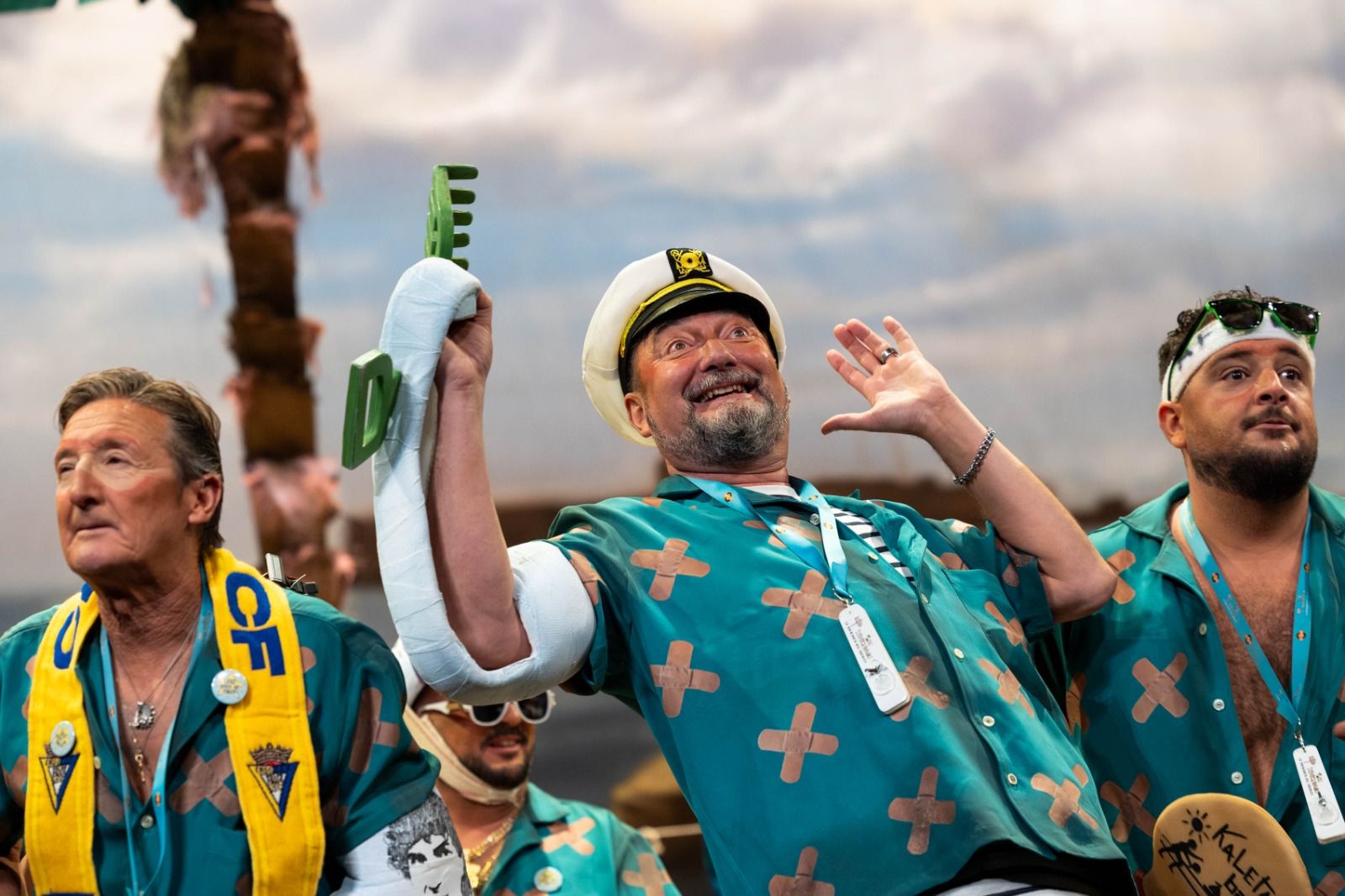 El Sheriff en un momento de la actuación de su chirigora 'Los semicuraos'.