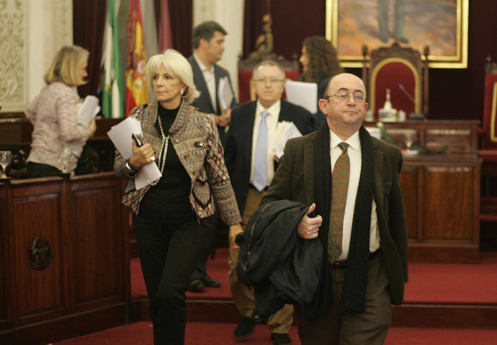 Teófila Martínez y Rafael Román son dos de los políticos que más años han mantenido un escaño en las Cortes Generales.