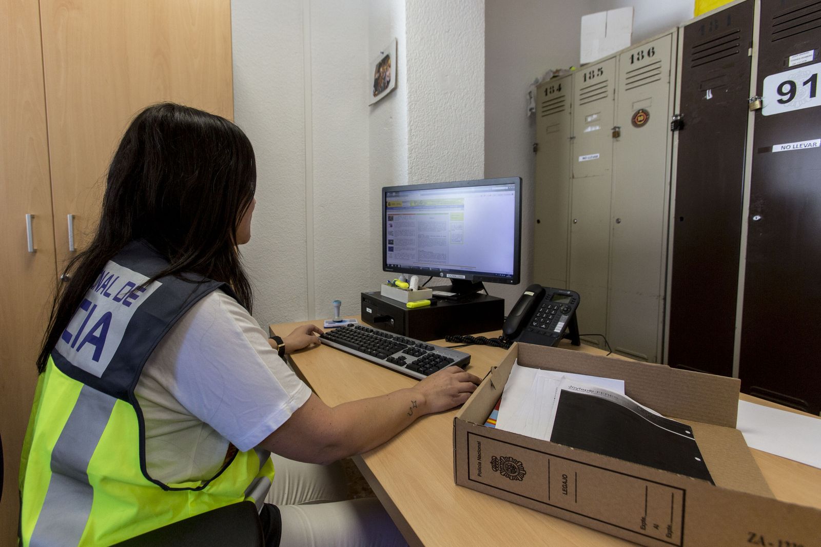 Una agente del departamento de la UFAM en Cádiz.