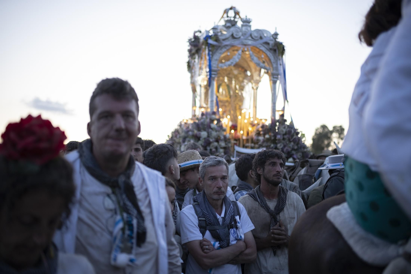 El Rocío 2023: Imágenes de la entrada de la Hermandad de Huelva en El Rocío