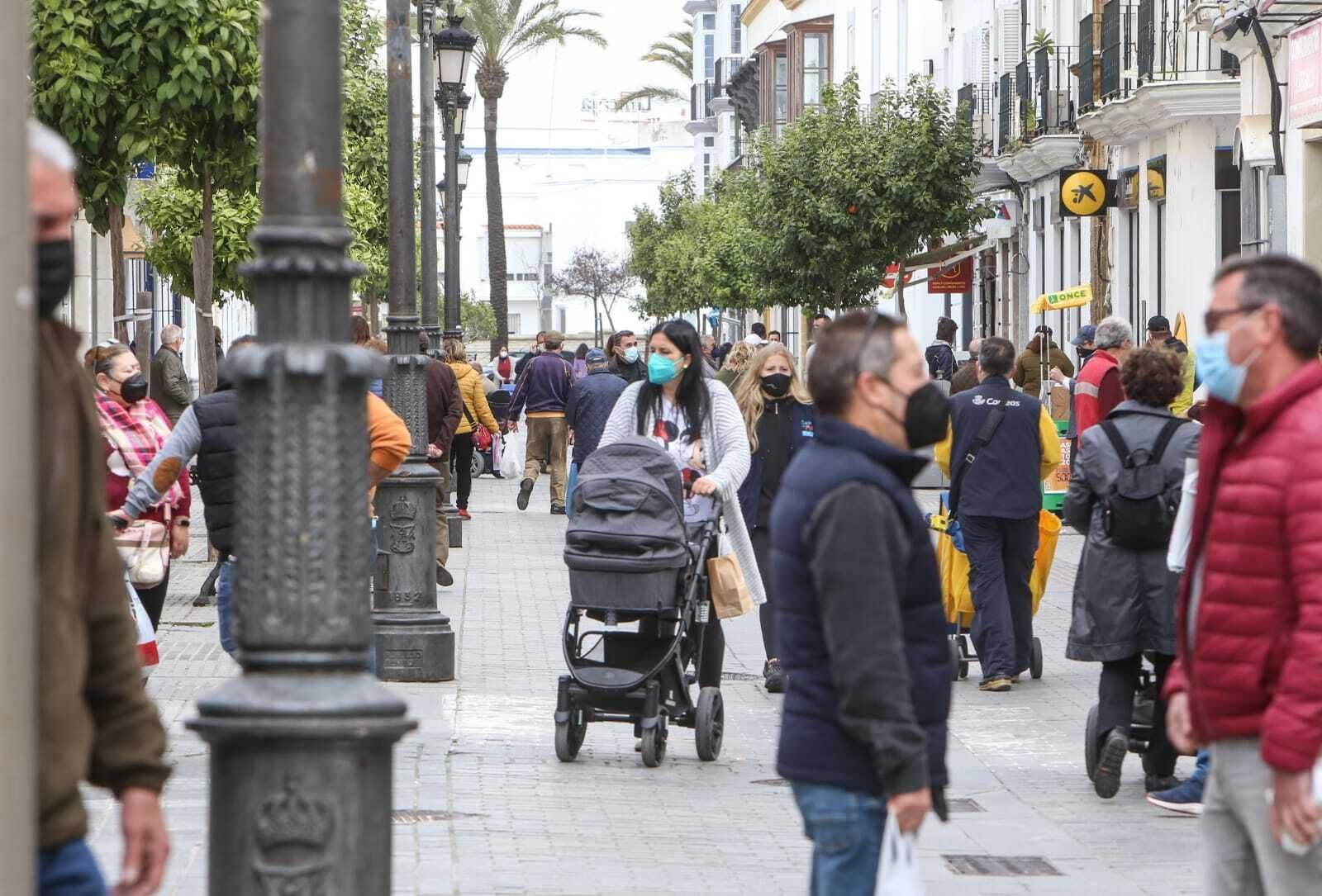 Gente en una céntrica calle del municipio chiclanero.