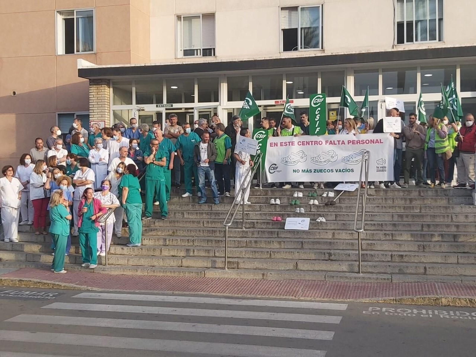Imagen de la protesta ‘No más zuecos vacíos’ en  el hospital de Jerez
