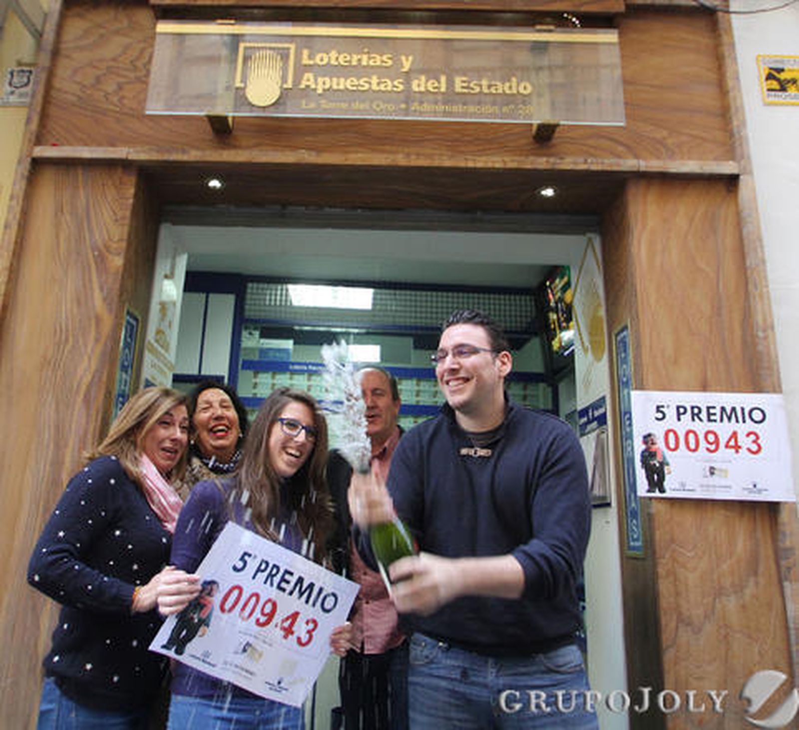La administración de la calle San Eloy, celebra la venta del quinto premio con el número 00943.

Foto: Belén Vargas