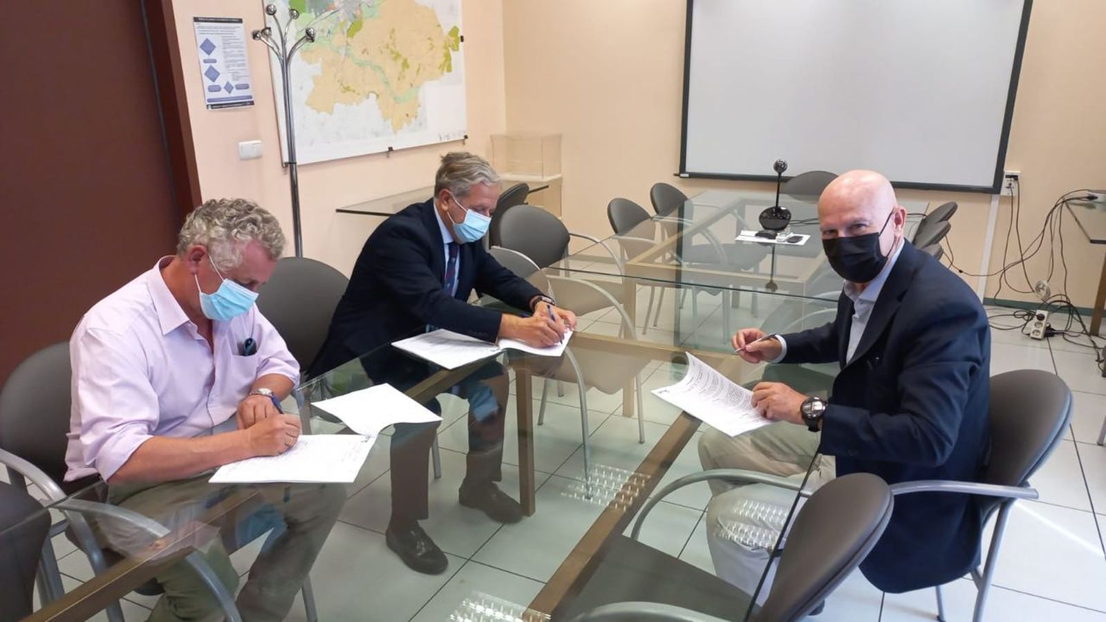 Un momento de la firma del contrato en la Gerencia de Urbanismo.