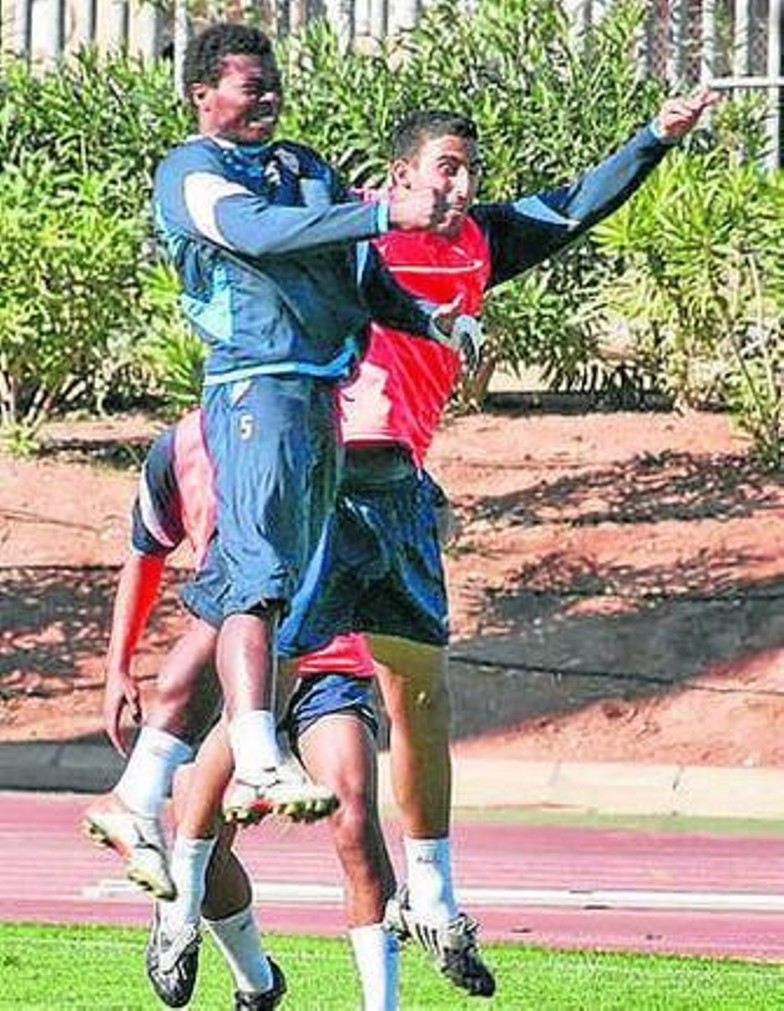 Kalu Uche salta con Pellerano.