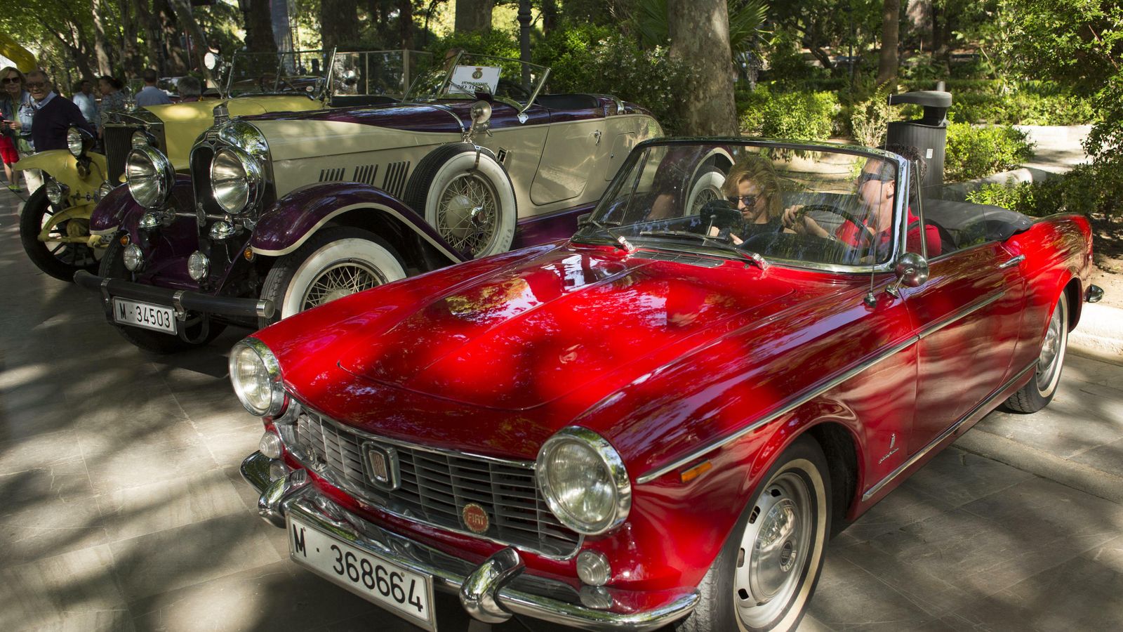 Muestra de vehículos clásicos instalada en la Alameda del Tajo.