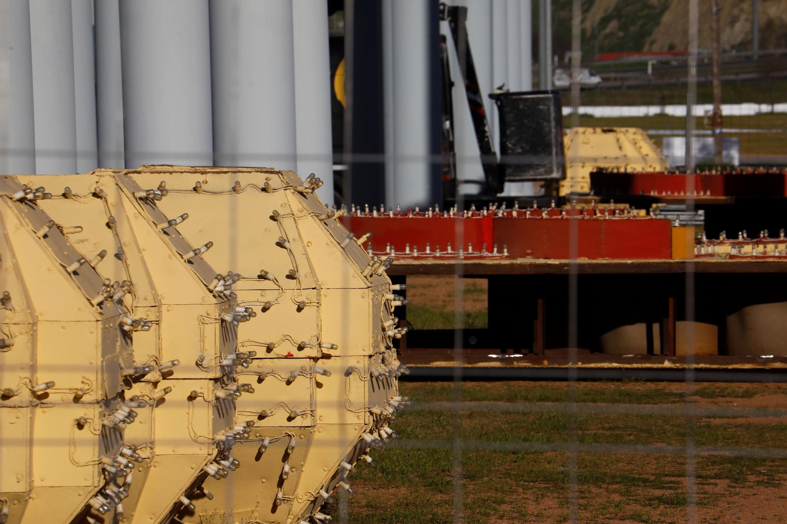 Cuenta atrás para la Feria de Córdoba 2025: las imágenes de la instalación de la portada