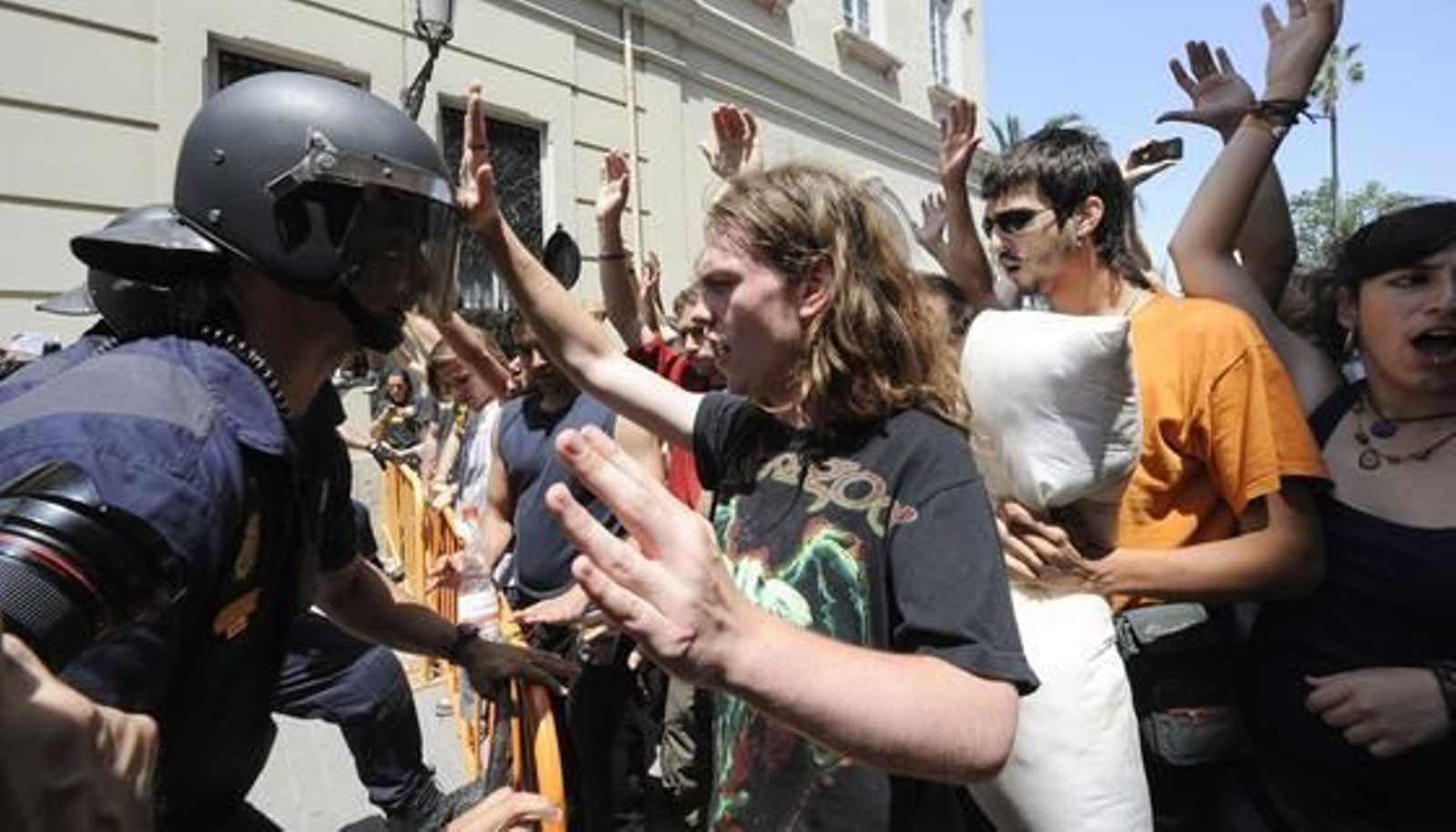La carga policial contra los 'indignados' de Valencia, en imágenes

Foto: EFE