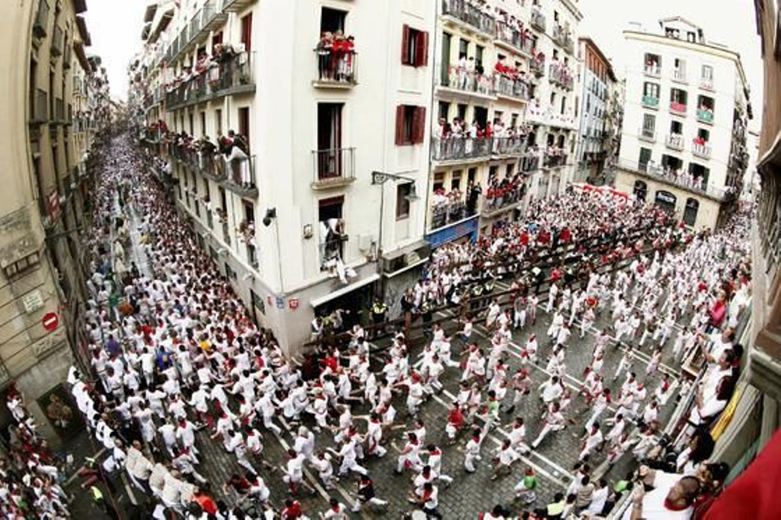 El primer encierro de 2012 finaliza con una cornada en el primer tramo y la entrada en la plaza de un toro con un mozo en una de sus astas.

Foto: EFE / Reuters