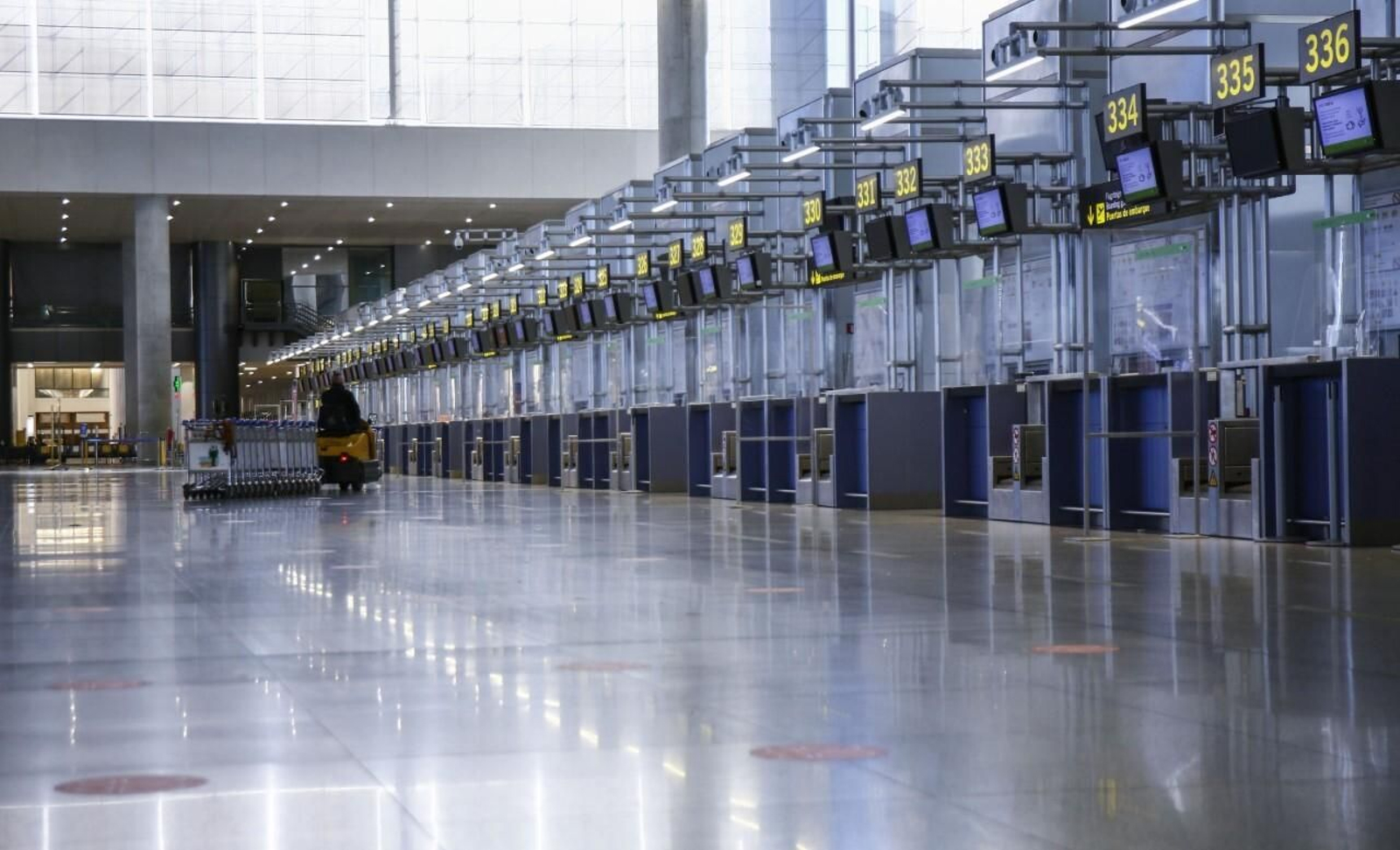 El aeropuerto de Málaga este lunes, prácticamente desierto.