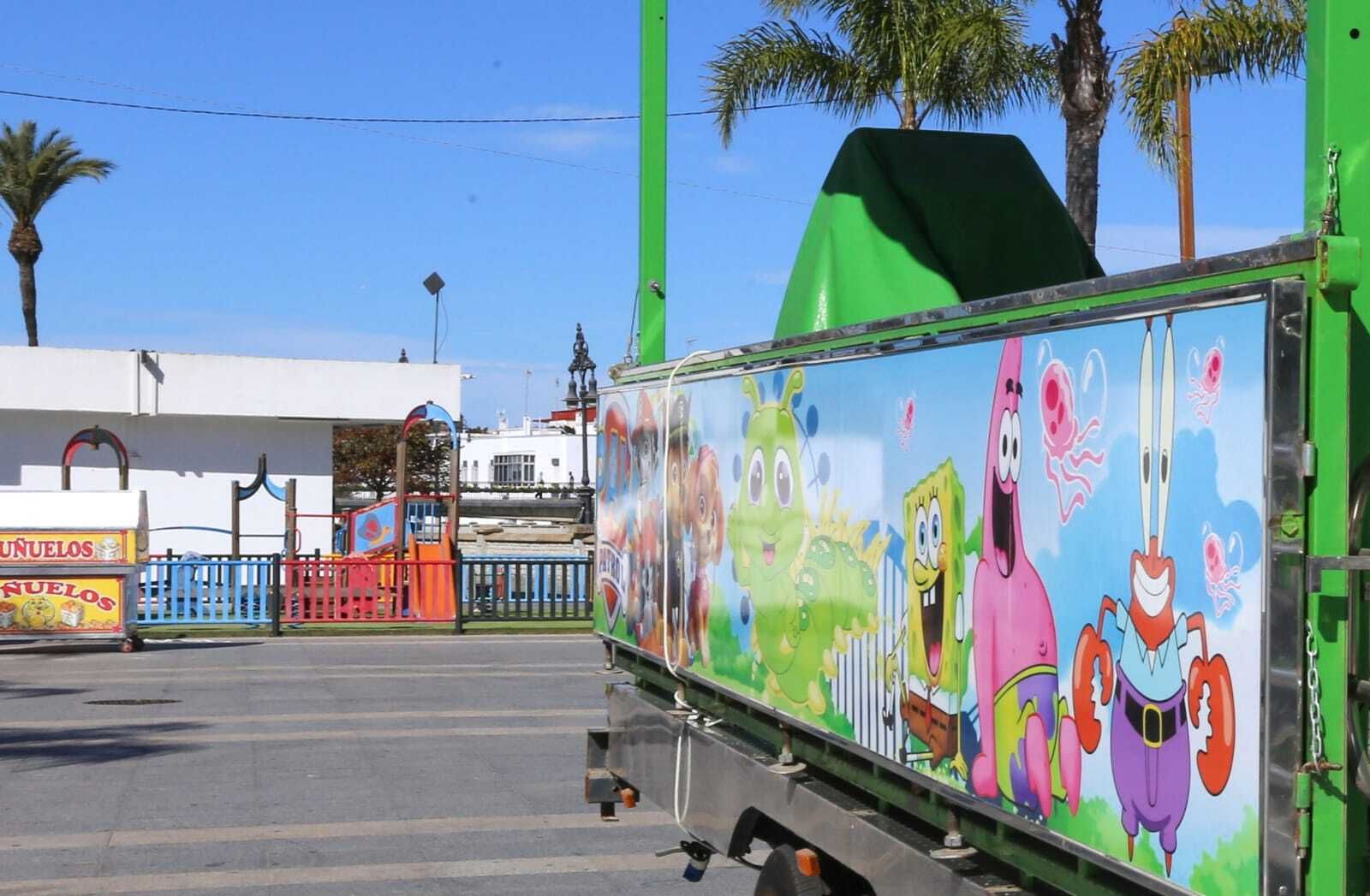 Atracción en la Alameda y al fondo el parque infantil donde está prohibido el acesso.