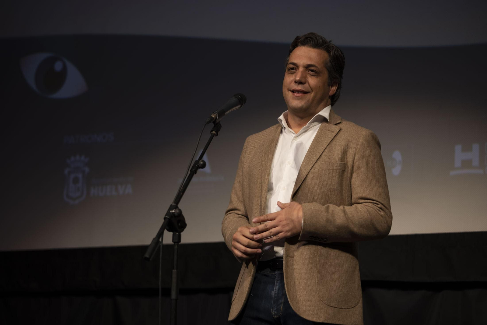 Imágenes de la proyección de  'Algo Salvaje. La historia de Bambino' de Paco Ortiz