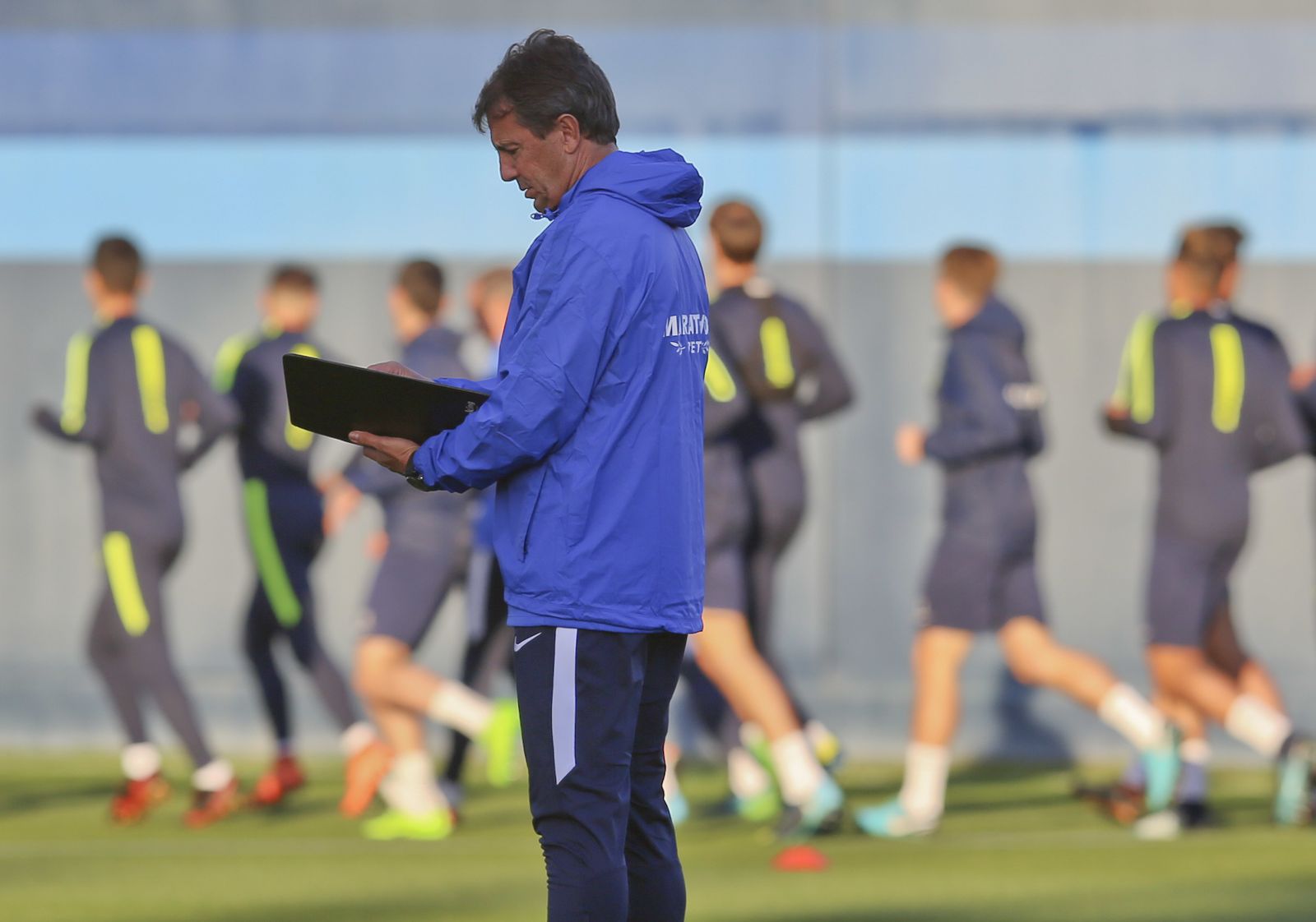 Jose González toma buena nota en un entrenamiento la pasada temporada con el Málaga.