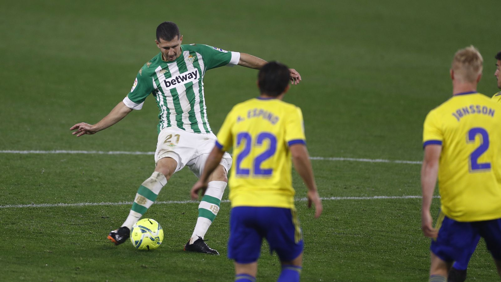 Guido Rodríguez remata para anotar su único gol hasta ahora en esta temporada.
