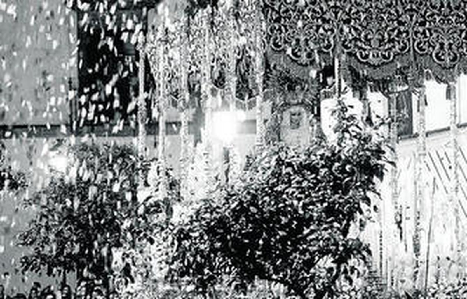 Petalada de flores a la Virgen del Valle en la Semana Santa del año 2005.