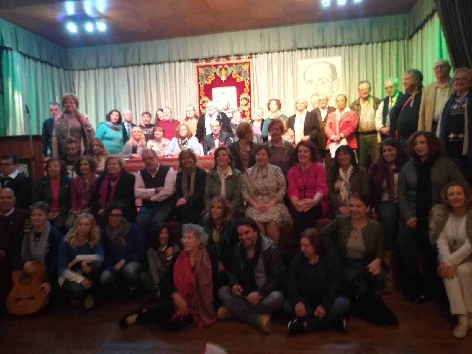 Foto de familia de algunos de los participantes en el encuentro internacional ayer en Huelva capital y Moguer. Foto de familia de algunos de los participantes en el encuentro internacional ayer en Huelva capital y Moguer.