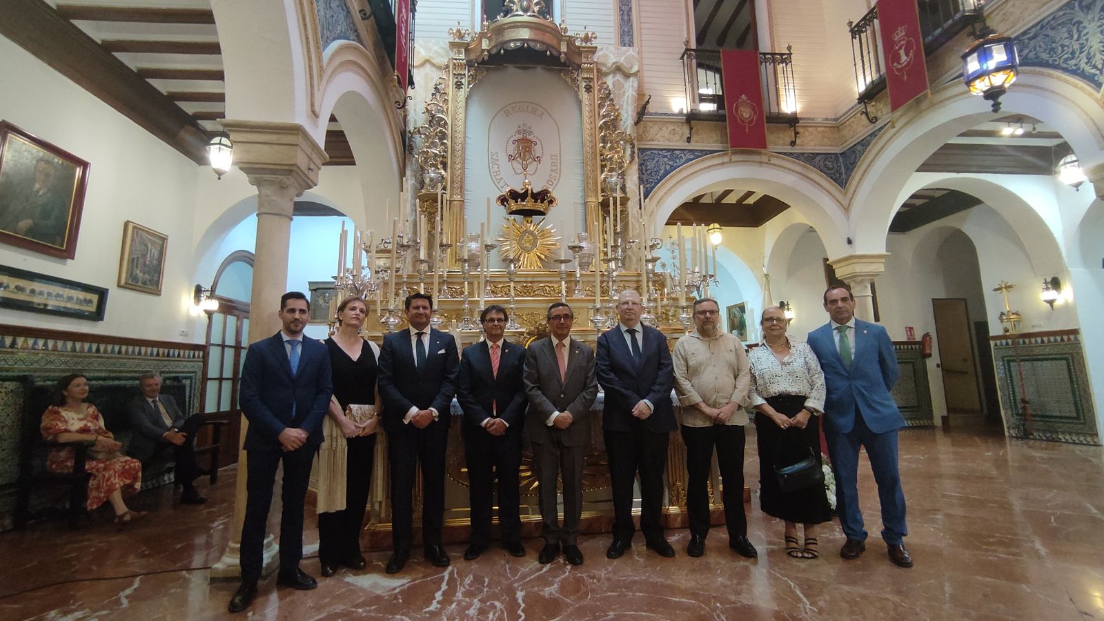 Foto de familia en el patio central del Círculo Mercantil