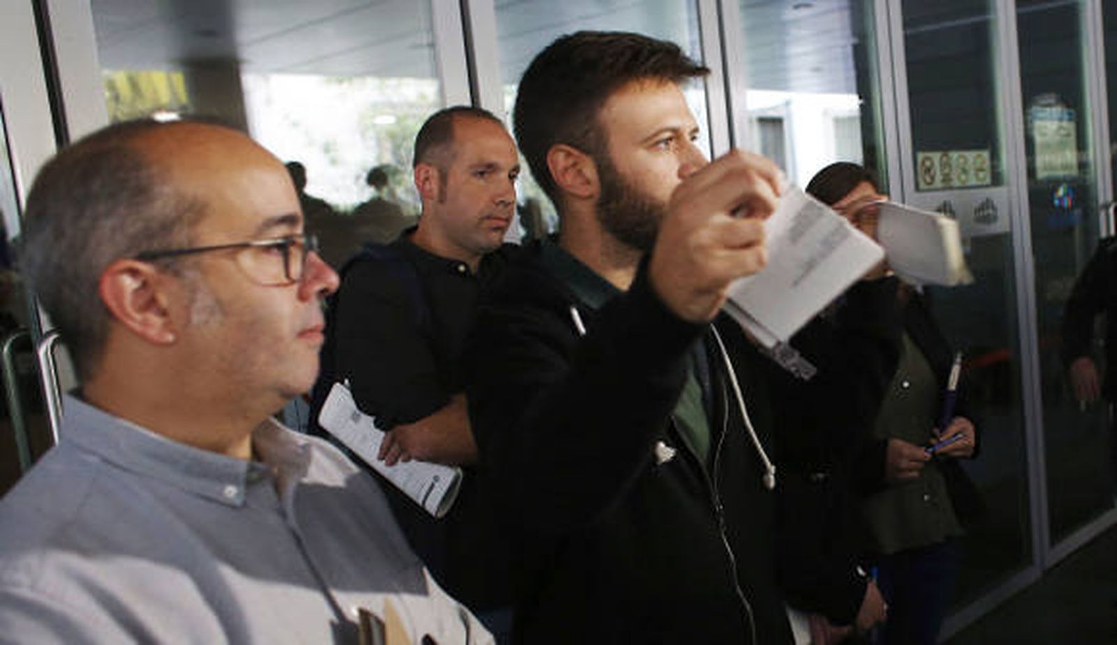 El Ayuntamiento de Badalona desobedece al juez y abre sus puertas el 12-O