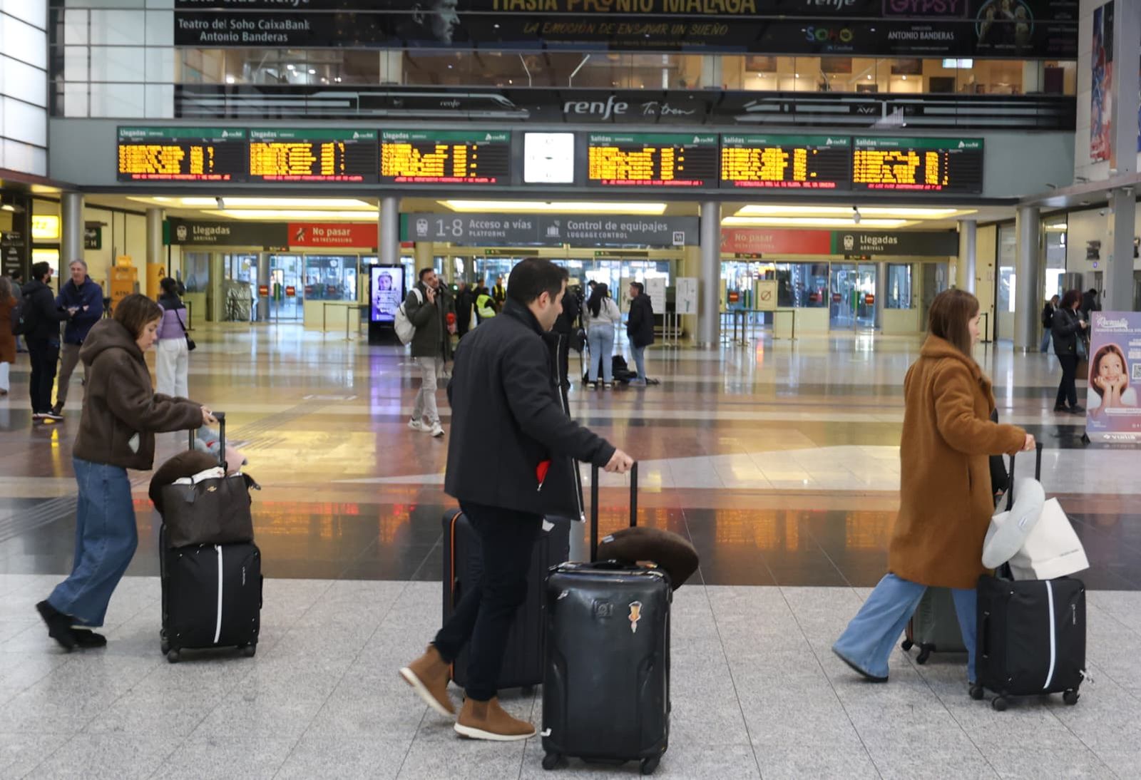 La estación de María Zambrano de Málaga esta mañana, tras el accidente en Córdoba, en imágenes