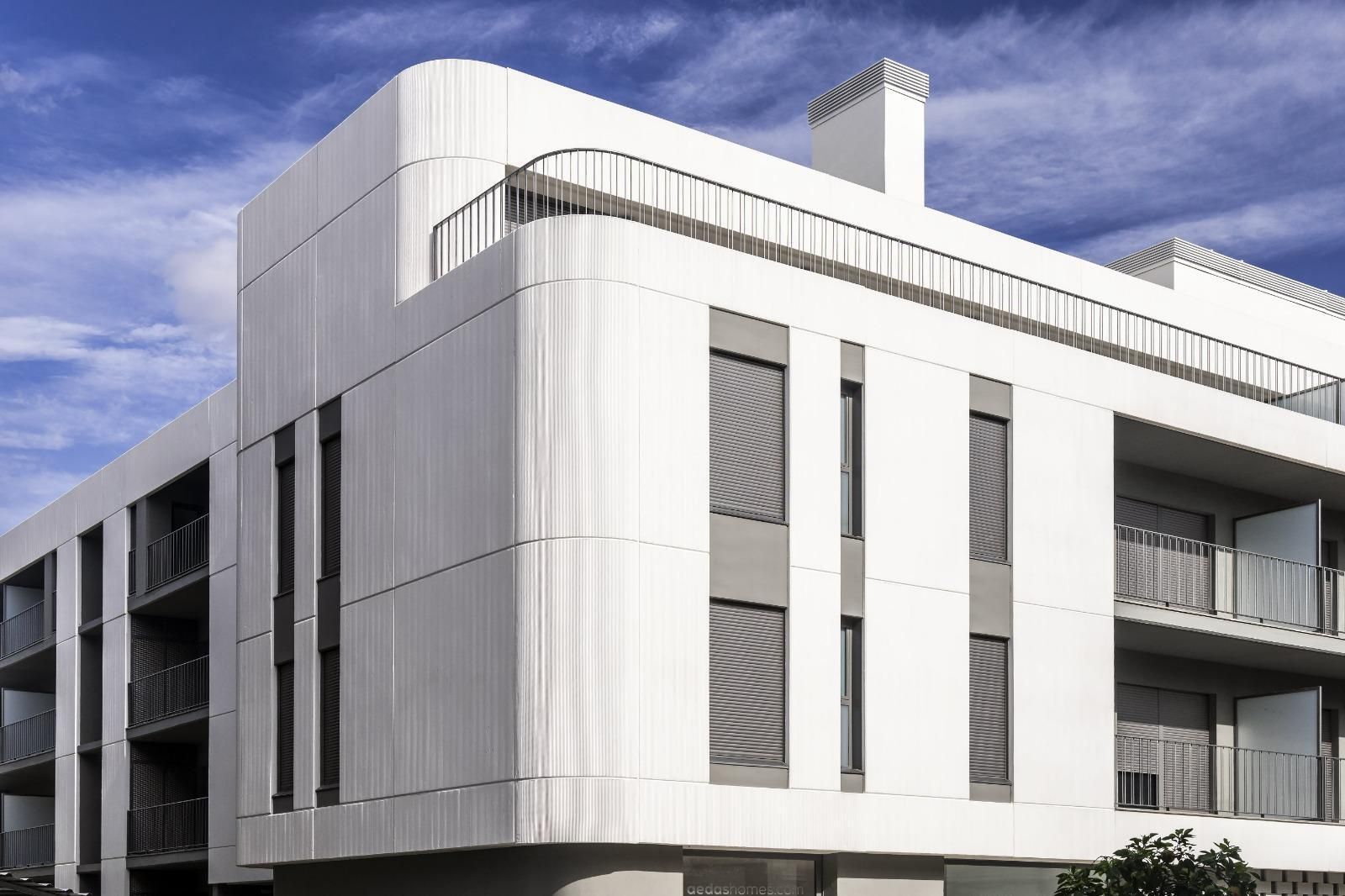 Fachada de la promoción en Dos Hermanas de AEDAS Home con más de 120 viviendas y zonas comunes.