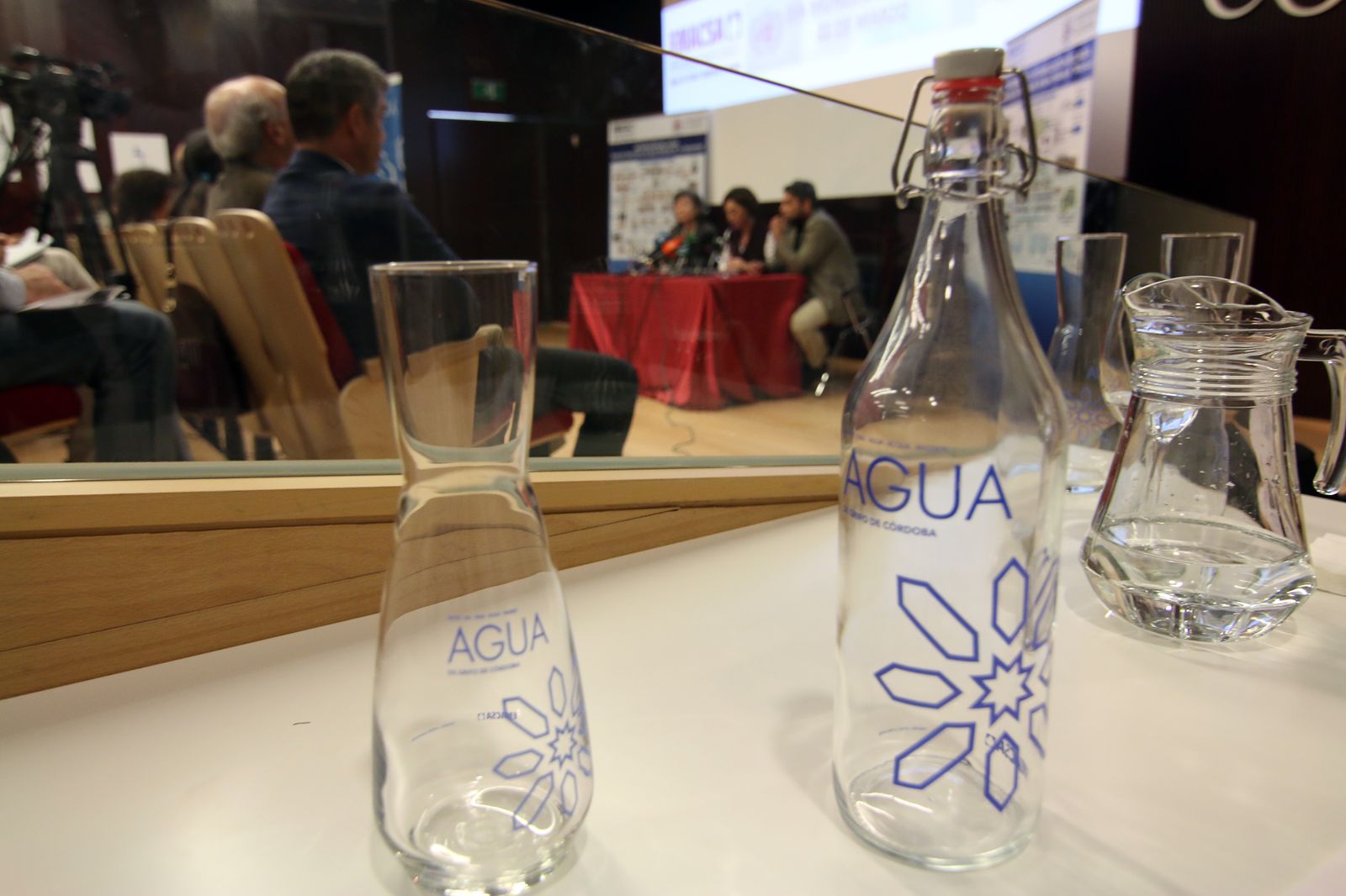 Envases de agua de Emacsa en una presentación.