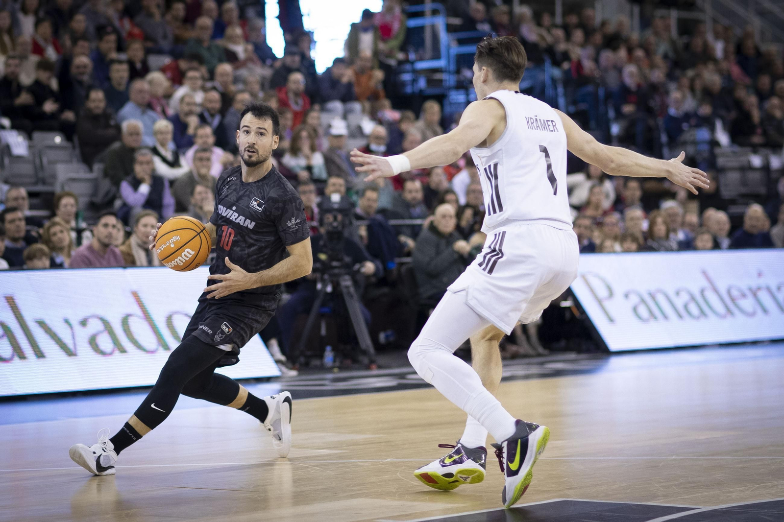 Un ataque del Covirán Granada en el partido ante el Real Madrid