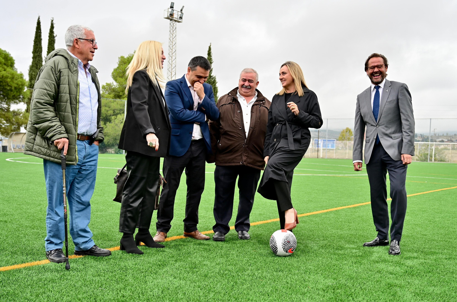 El Ayuntamiento sustituye el césped del campo de fútbol 11 del polideportivo Parque Nueva Granada