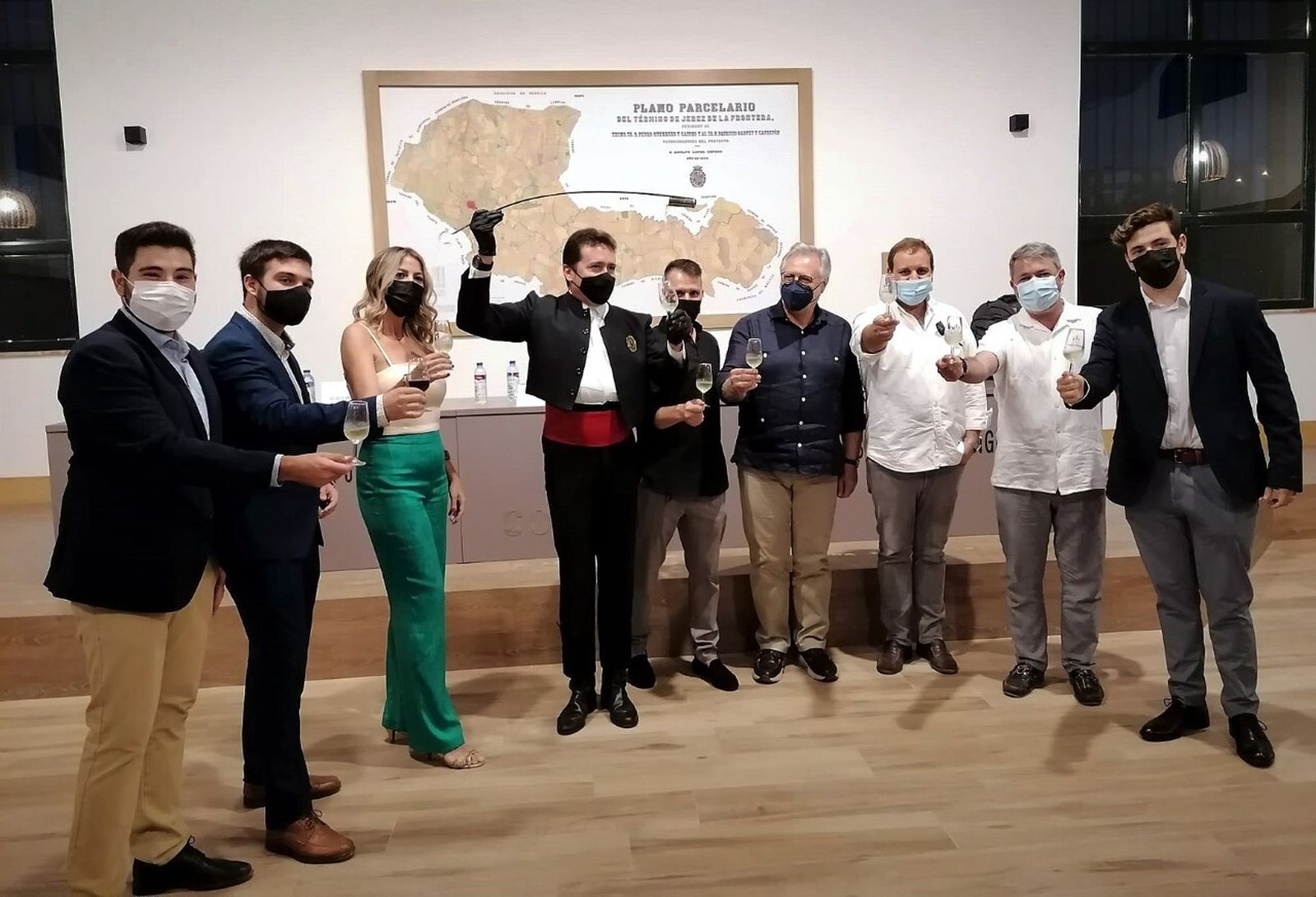 Jesús Rubiales, venenciando jerez para brindar por el éxito de 'La vida de Adela'.